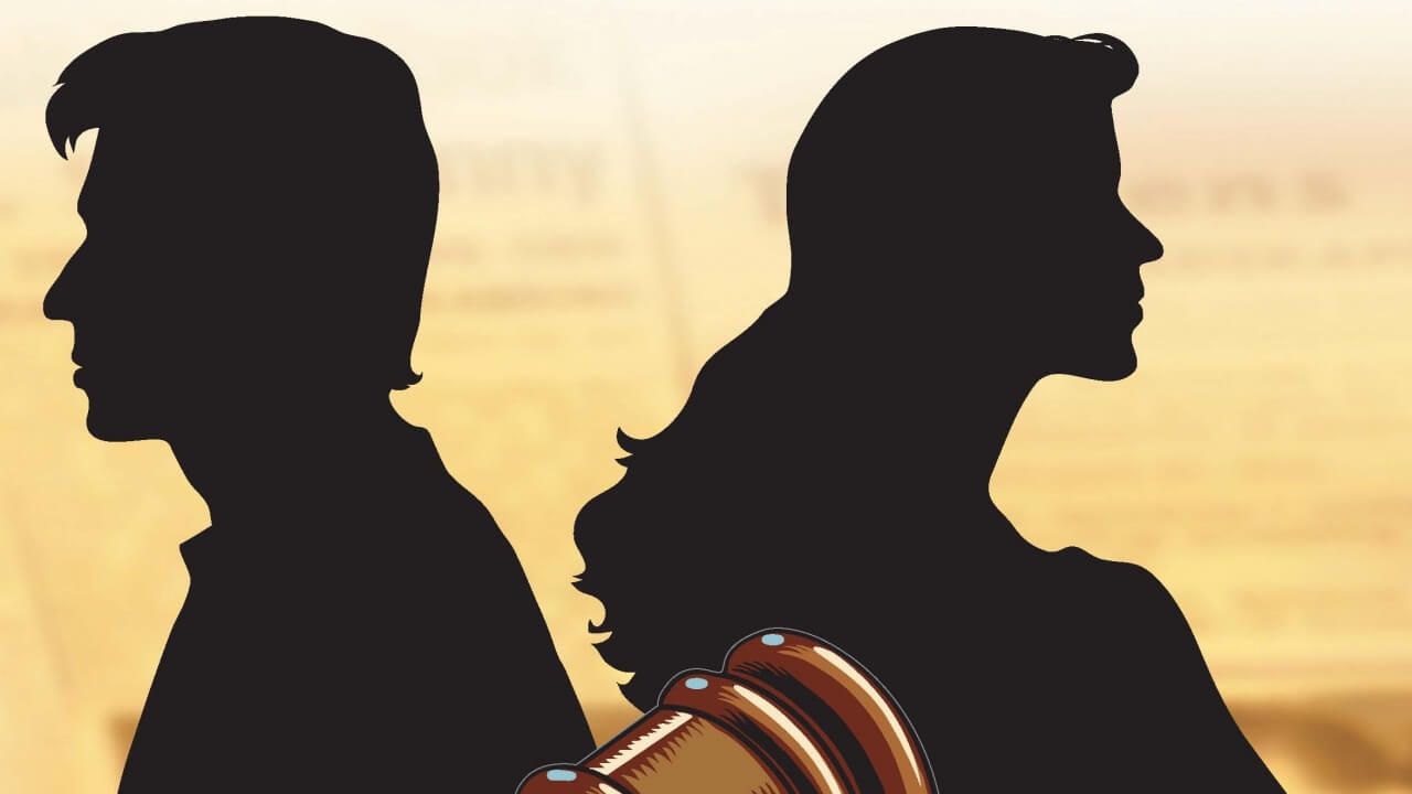 Silhouettes of a man and a woman behind a gavel, representing Texas divorce